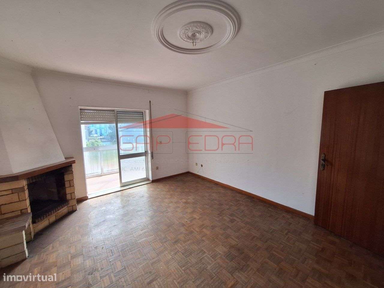 Apartamento T3 com arrumo no sótão no centro da cidade de Gouveia - Grande imagem: 4/23