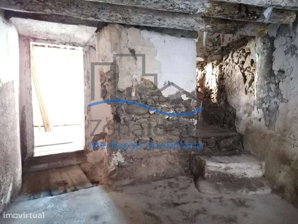 Moradia com 3 pisos e quintal - Localizada em Arneiro - Grande imagem: 4/11