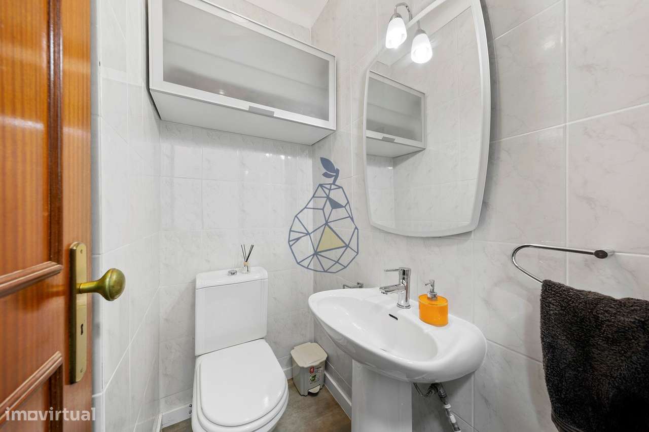 Apartamento Duplex T3 mobilado,  3 casa de banho ,Terraço, Vista Mar A-12