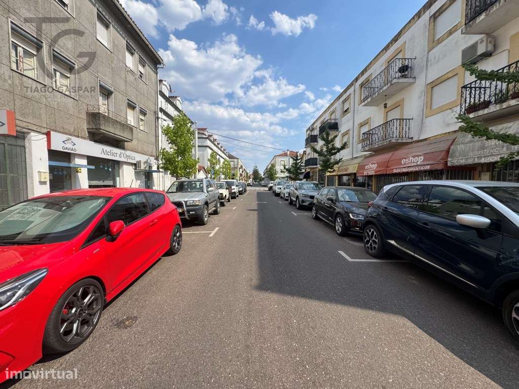 Moradia T2+2 com logradouro no centro de Gavião-11