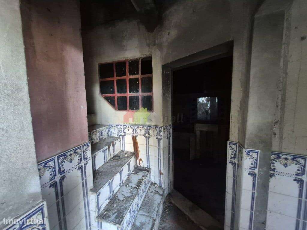 Lote de terreno urbano com moradia T3 e garagem em Palmela-14