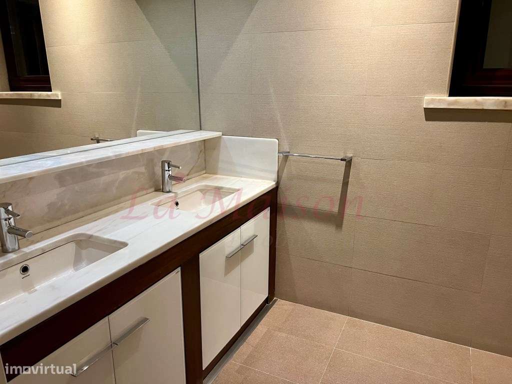 Moradia V4 Duplex no Centro de Loures-54