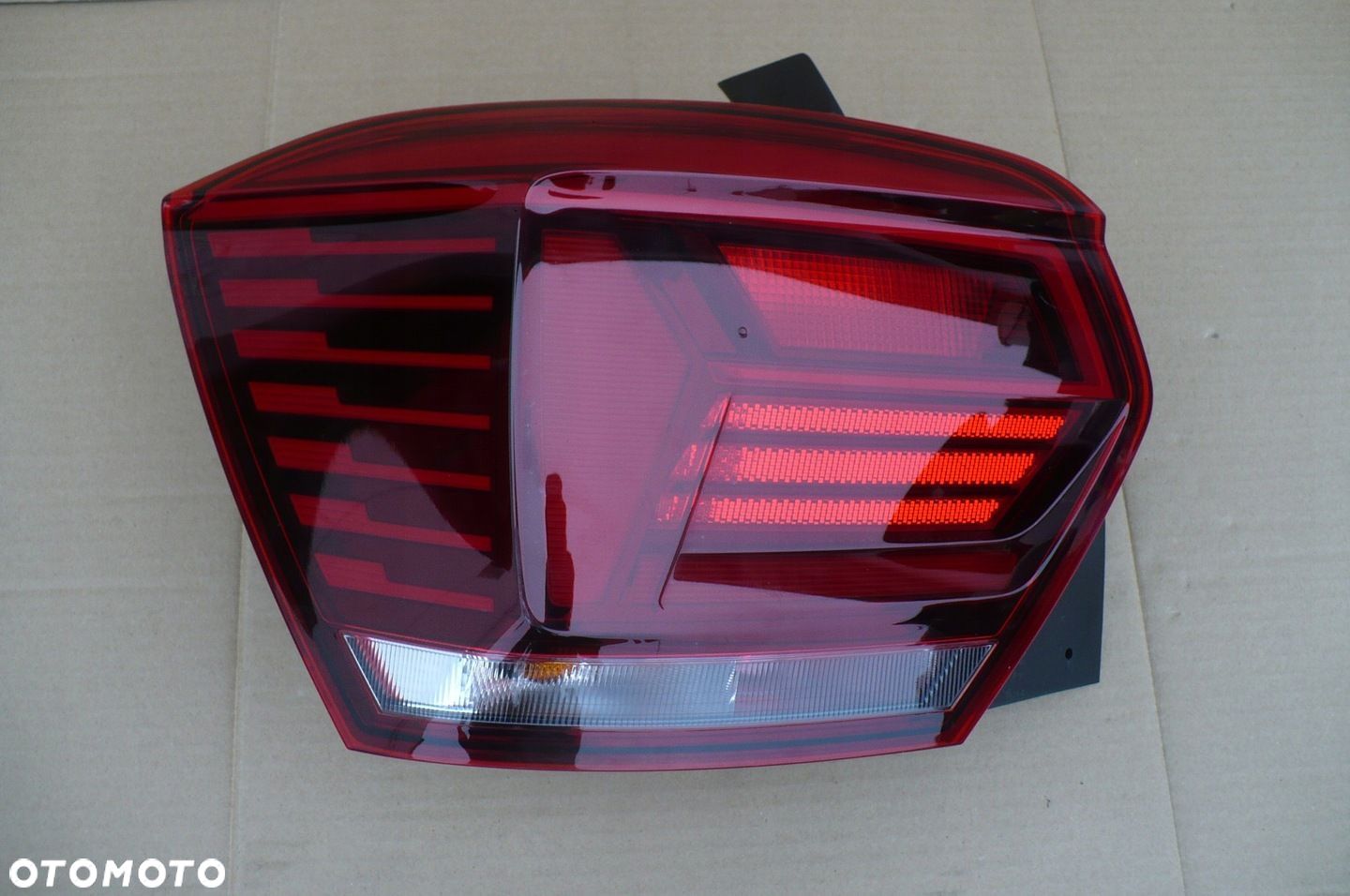 VW POLO 2G0 - LAMPA TYŁ LEWA - 1