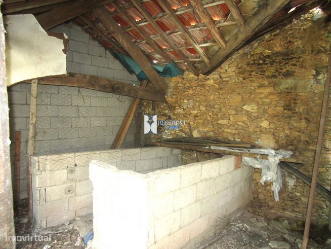 DUAS MORADIAS PARA RESTAURO,MAIS  TERRENO ( 3 ART.MATRICIAIS ),JUNTO C-35
