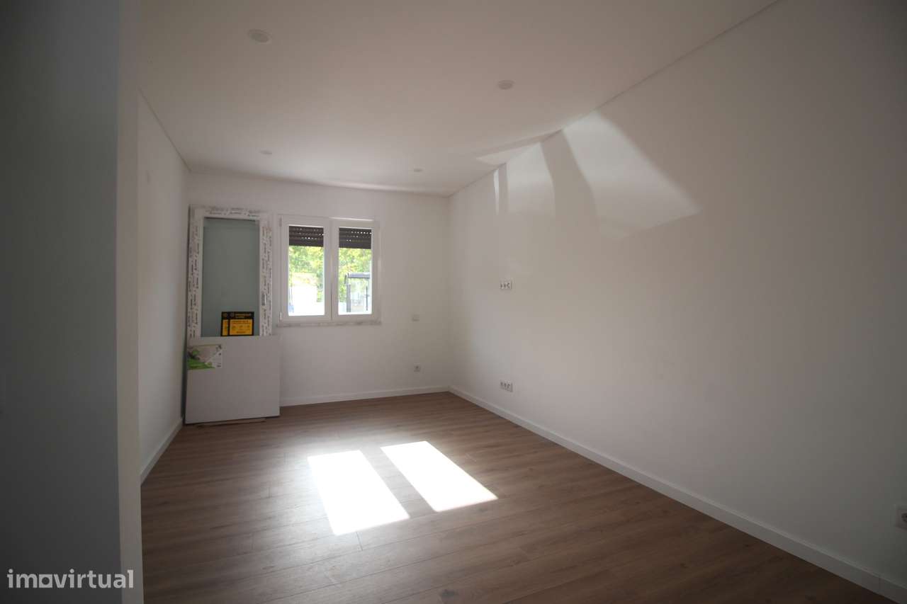 Rc de moradia com Quintal e estacionamento no Seixal-11