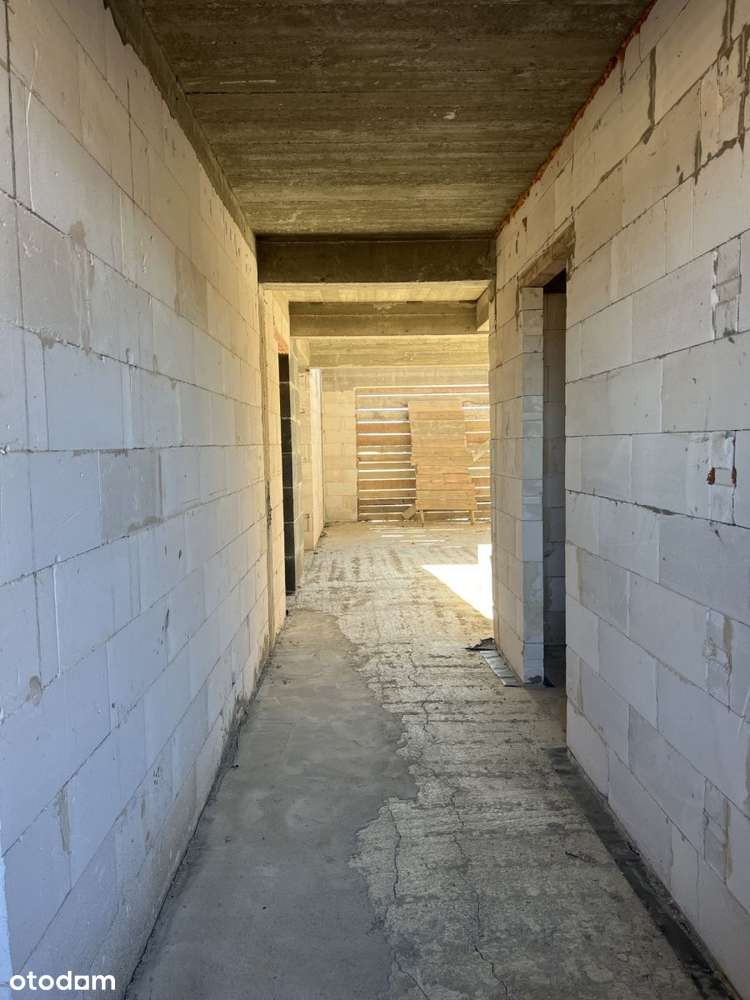 Widokowa działka z rozpoczętą budową-10