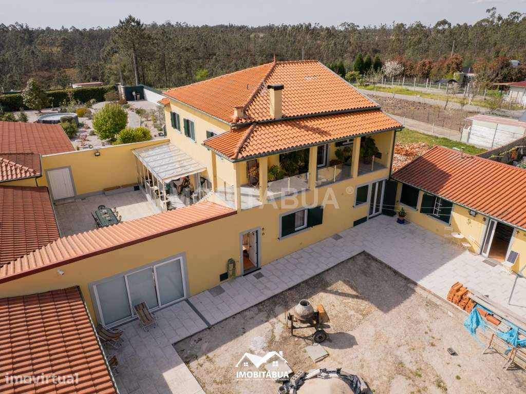 Casa privada com 4 quartos, piscina, pátios e acomodações versáteis.-8