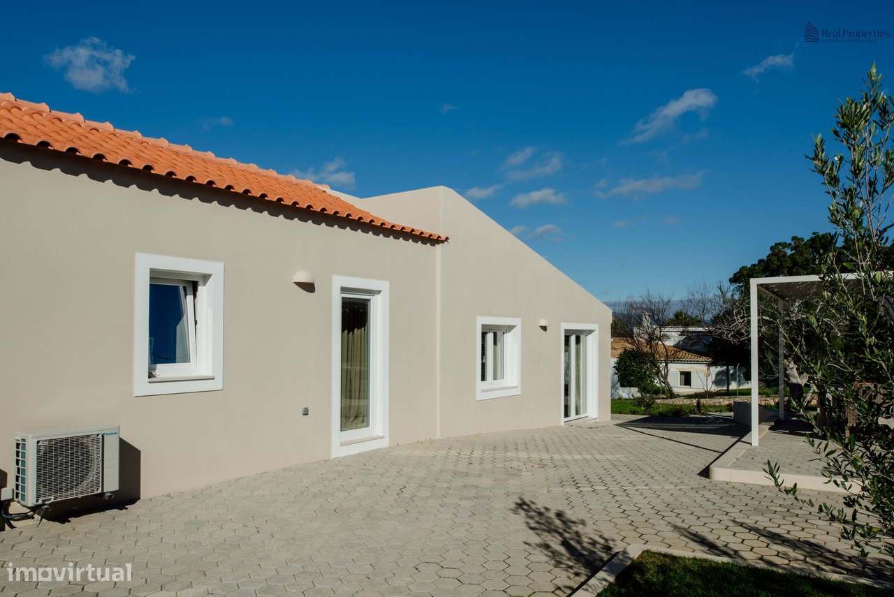 Elegante Moradia T3 Renovada com Vistas Panorâmicas em Alvor-23
