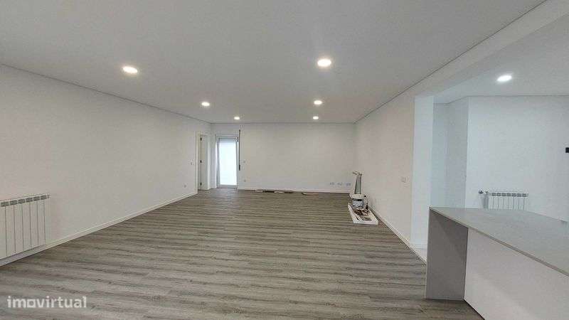 Moradia T4 com logradouro e jardim - Grande imagem: 4/12