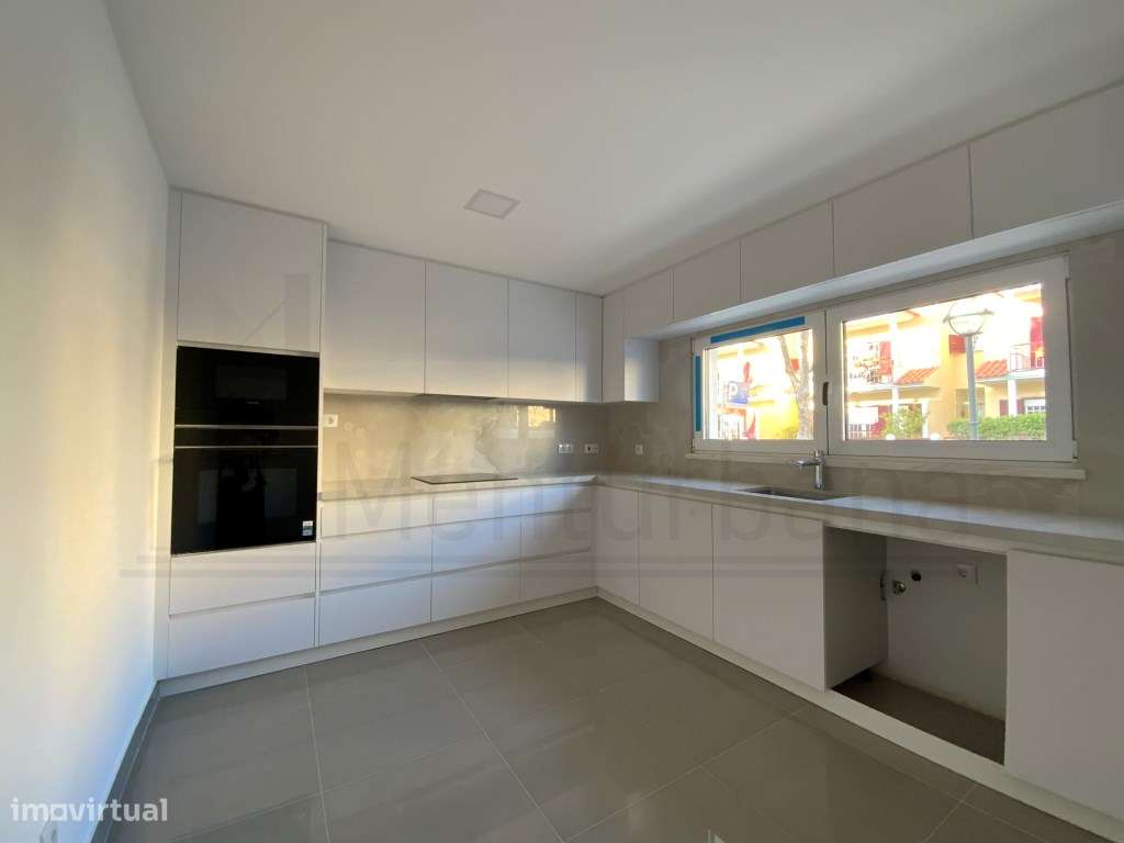 MORADIA T4 EM CONDOMÍNIO COM PISCINA - ESTORIL-10