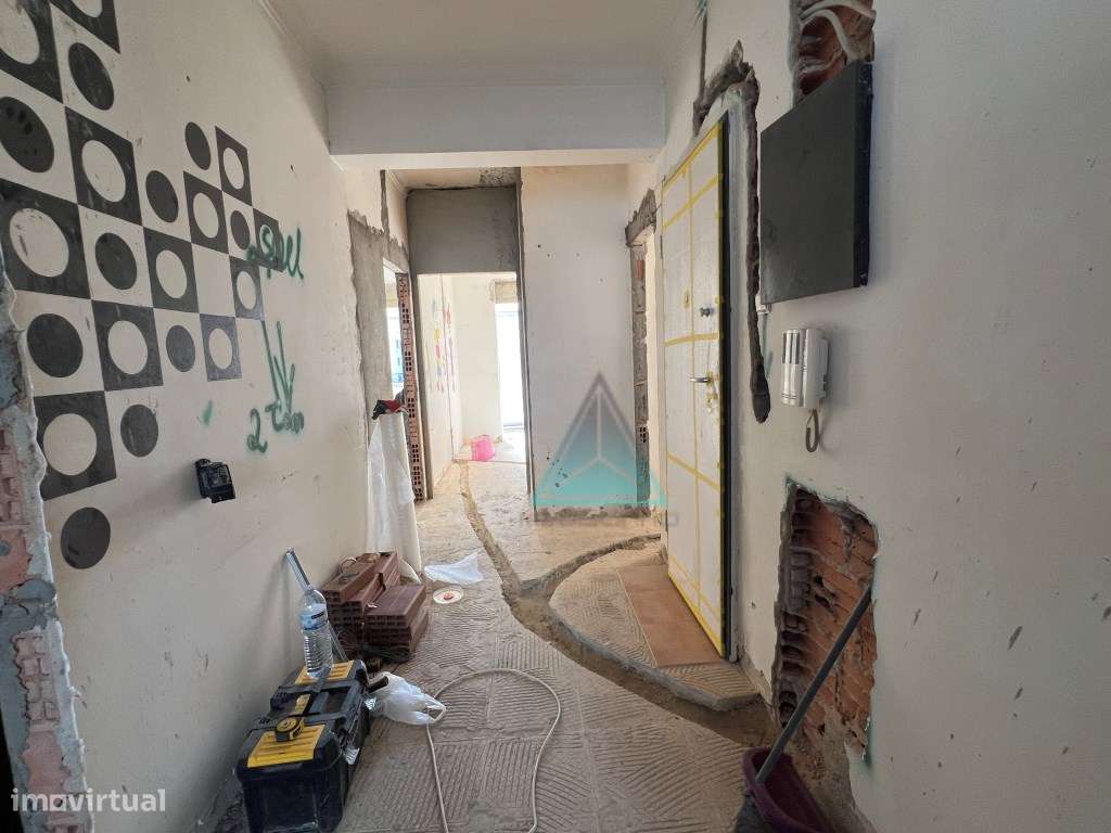 Apartamento T3 em remodelação Cova da Piedade situado num 2º andar ...-12