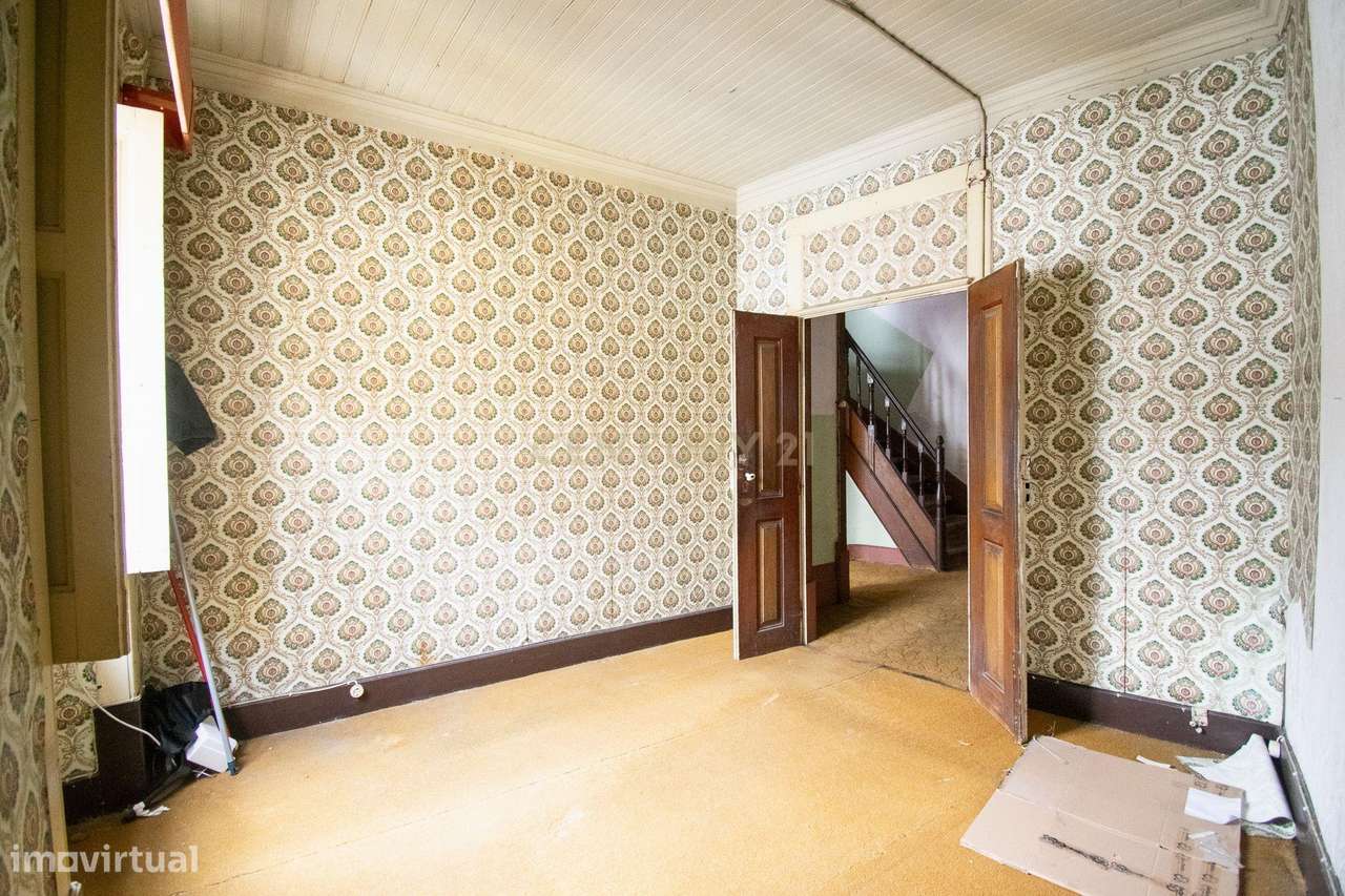 Prédio na emblemática Rua do Quebra Costas, no centro histórico de Coi-24