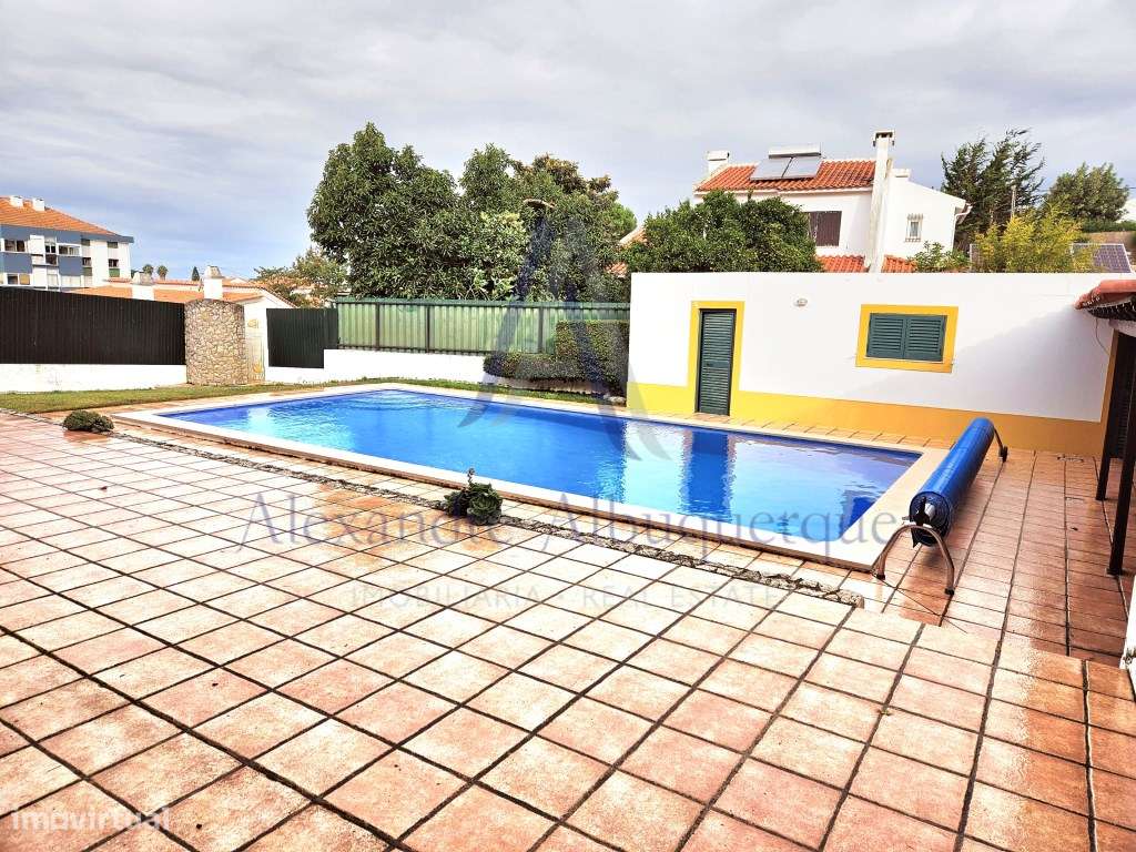 Moradia Isolada T4 de Prestígio com Piscina e Jardim-32