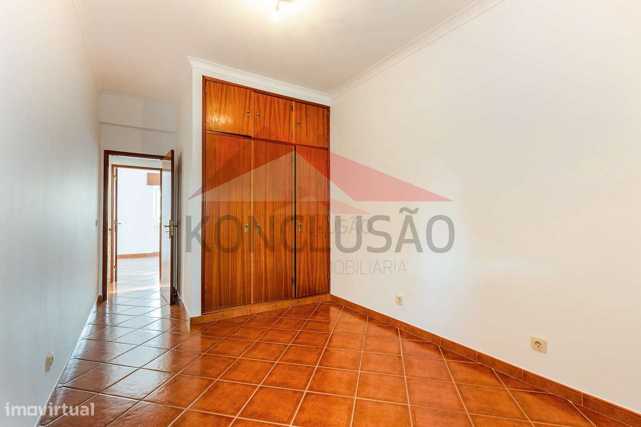 Apartamento T2 com logradouro, garagem e arrecadação – Póvoa de San...-13
