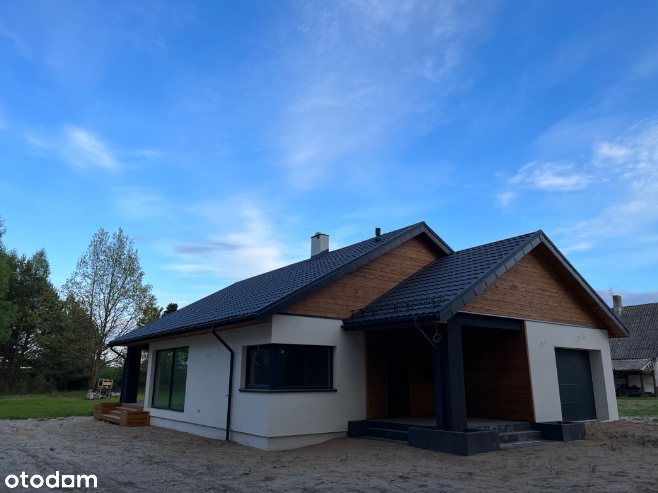 Nowy dom na Mazurach w okolicy jezior i lasów.