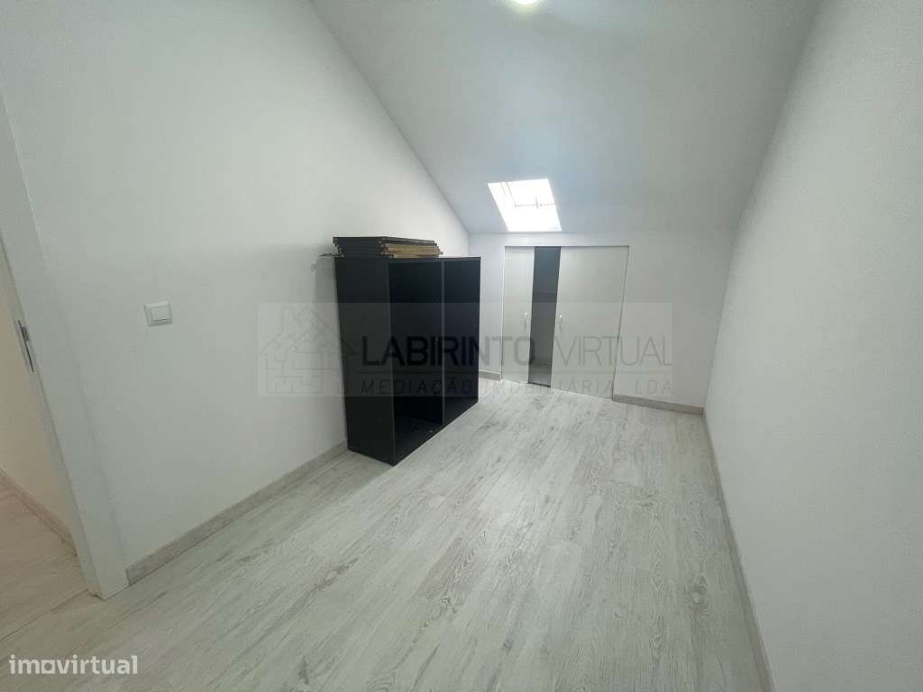 Vende-se duas moradias contíguas e abertas entre si, T9, na Ajuda -...-17