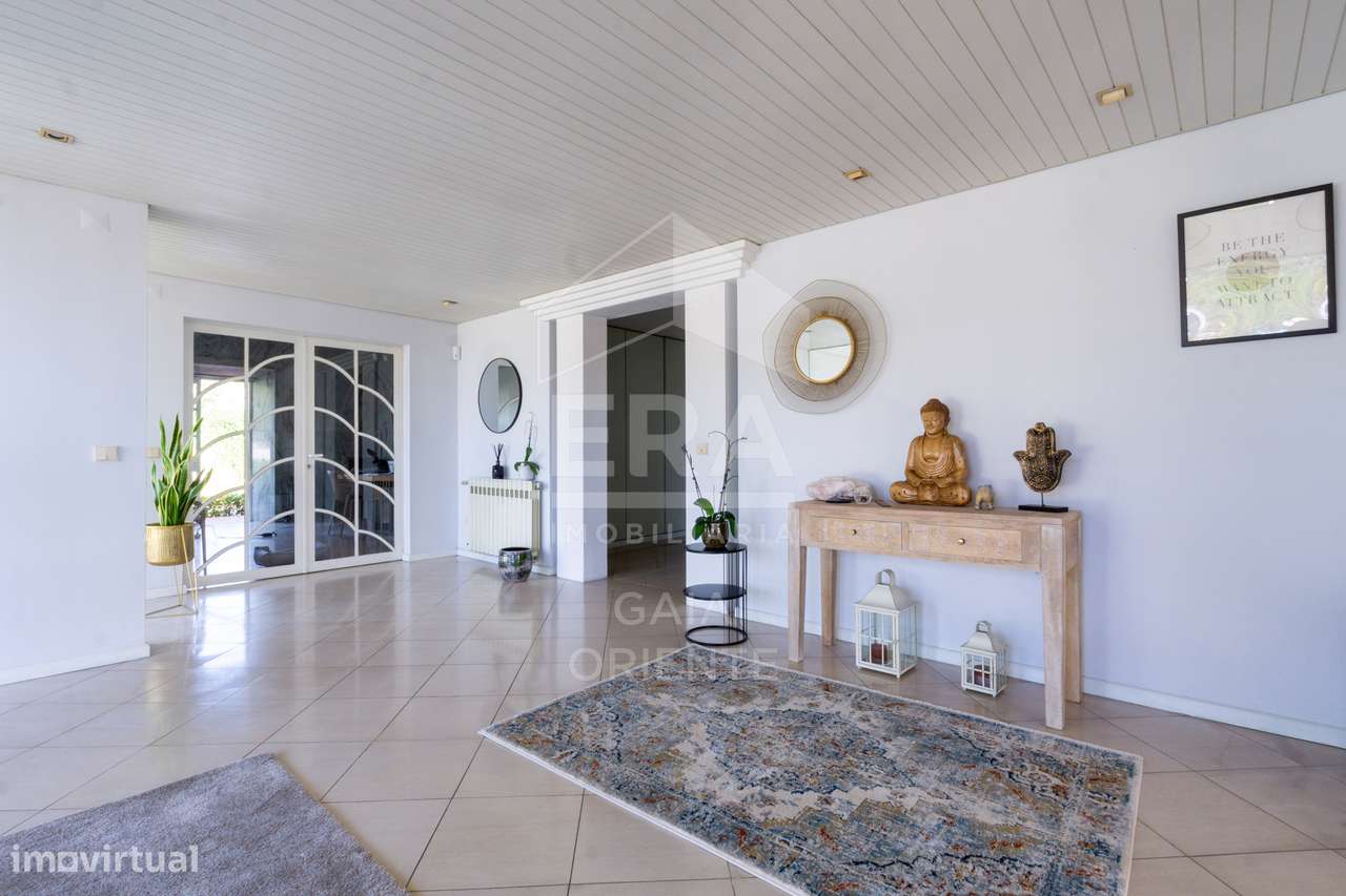 Moradia T8 com jardim e piscinas em Miramar-12