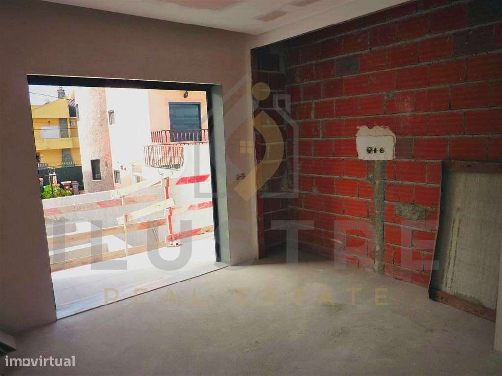 Moradia isolada com áreas generosas e piscina nos Foros da Amora-12