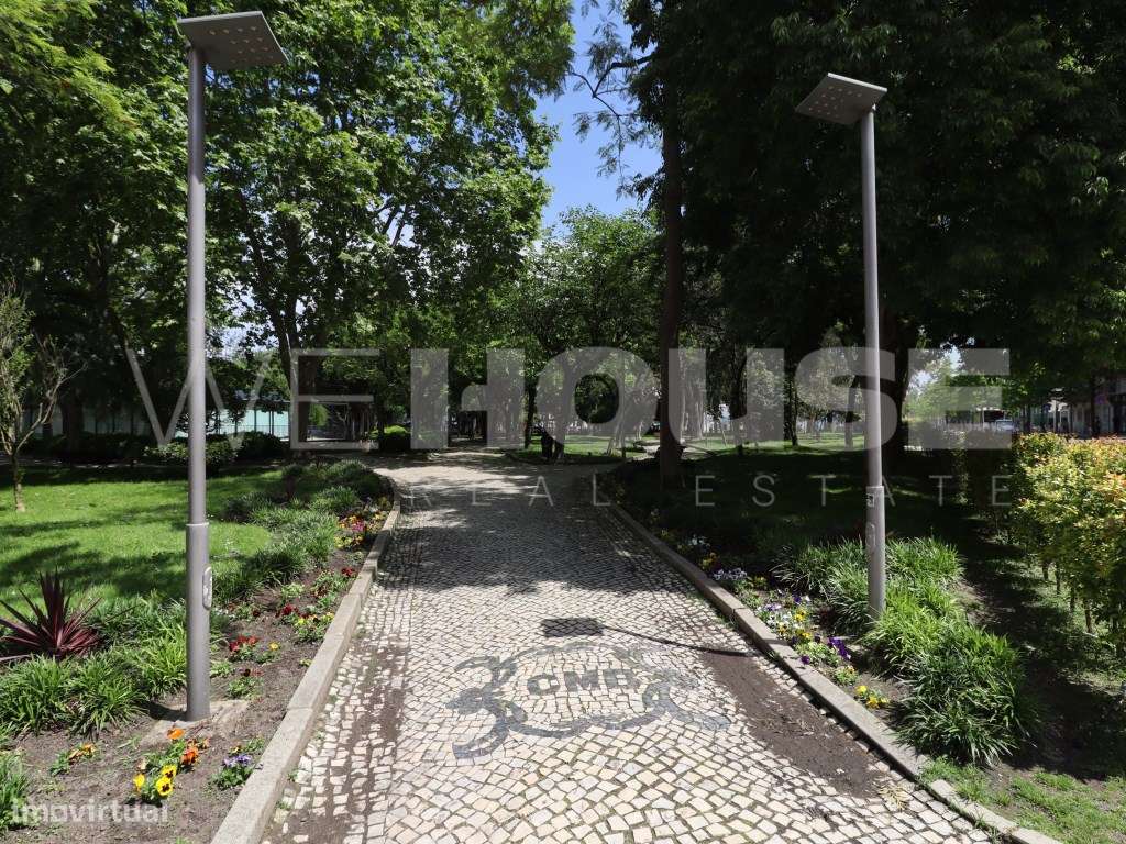 Prédio com 3 andares independentes no centro do Barreiro - frente a...-6