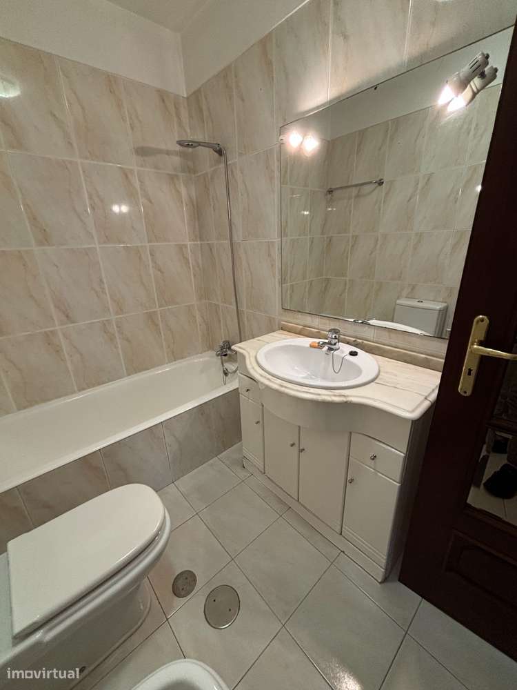 Apartamento T2 com lugar de garagem no Porto - Ramalde-21