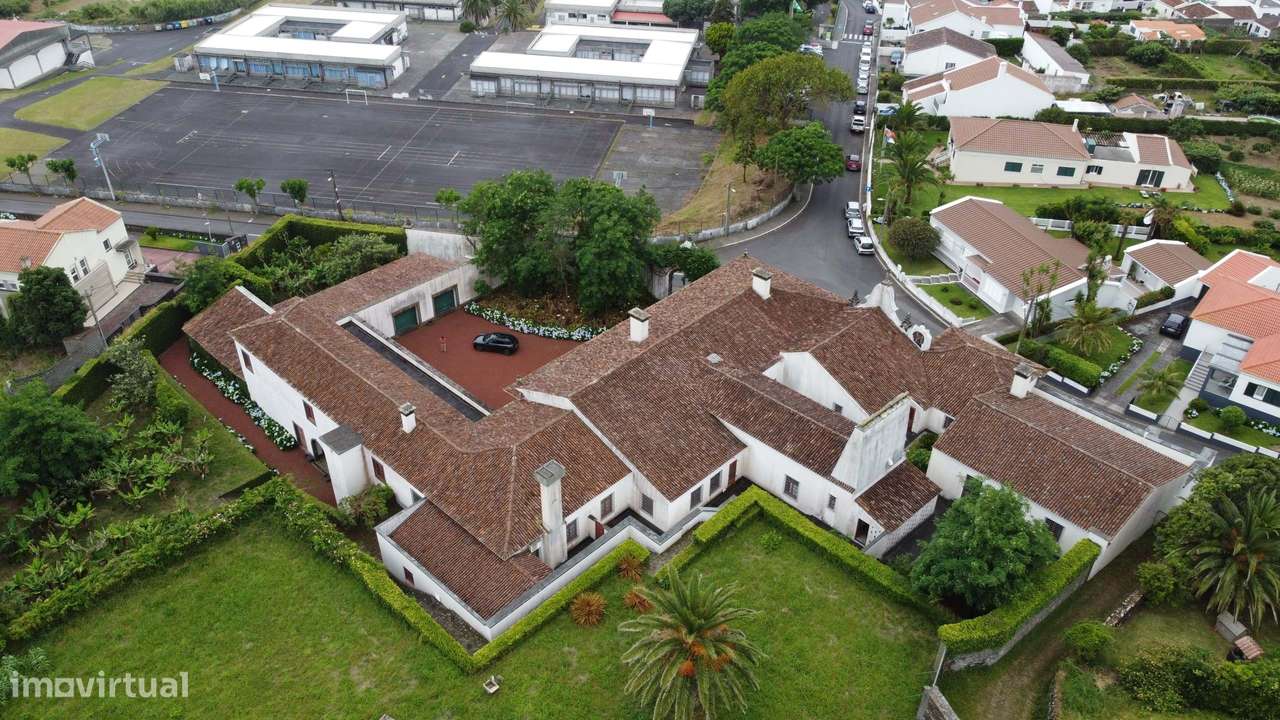 Solar Centenário de Encanto Histórico com Vista Inigualável na Ilha de-6