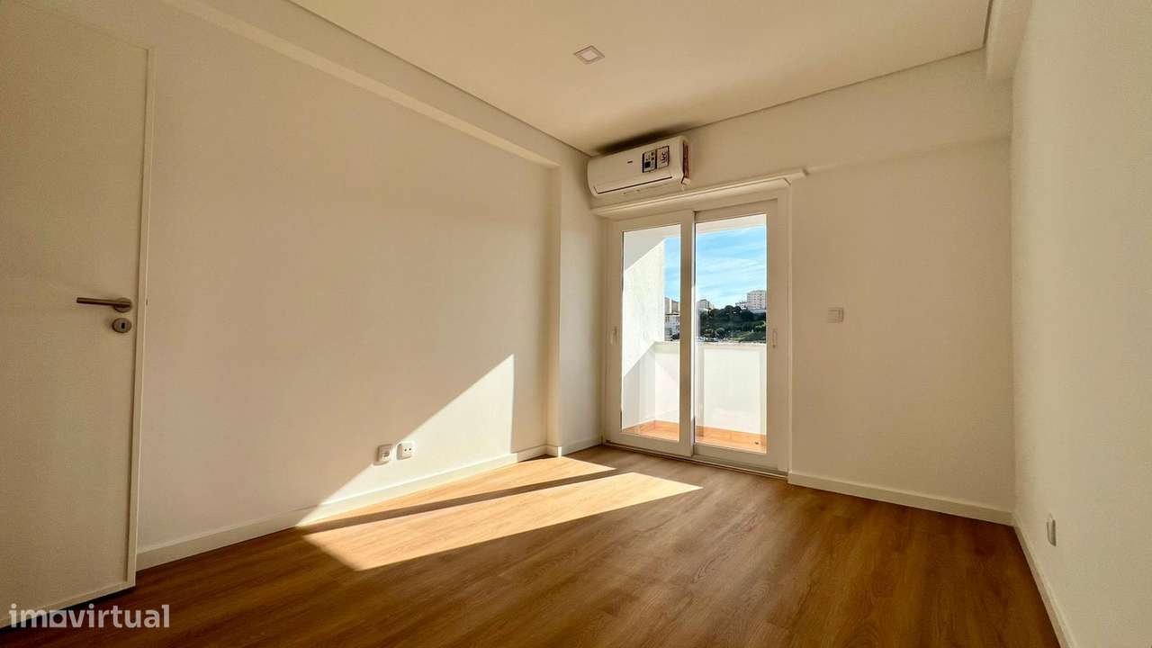 Apartamento T3+1 Duplex | 154 m² | Totalmente Remodelado | Queluz-17