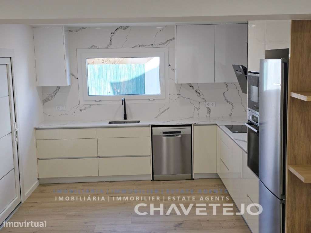 Moradia T4 Moderna c/ Garagem, estilo e Conforto a um Passo de Tomar-12
