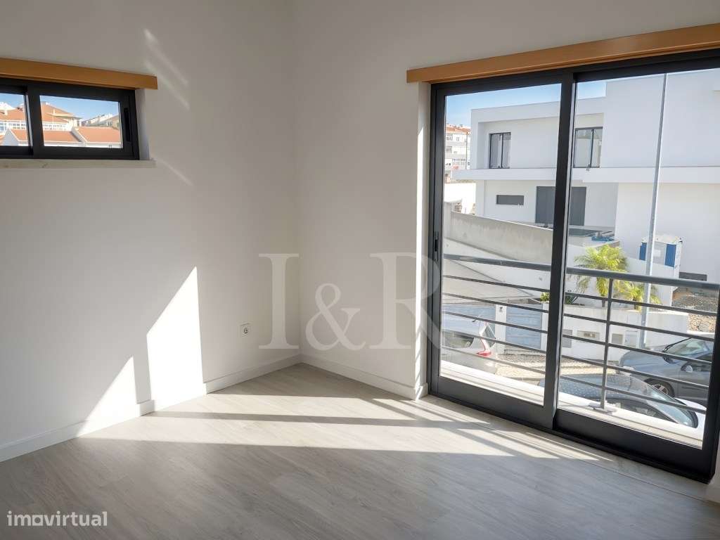 Moradia T5 com varandas, jardim e garagem no Feijó, Almada-30