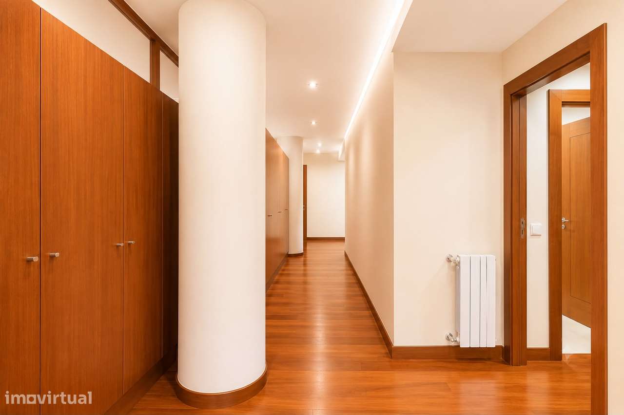 Apartamento T5 com 4 casas de banho e garagem-7