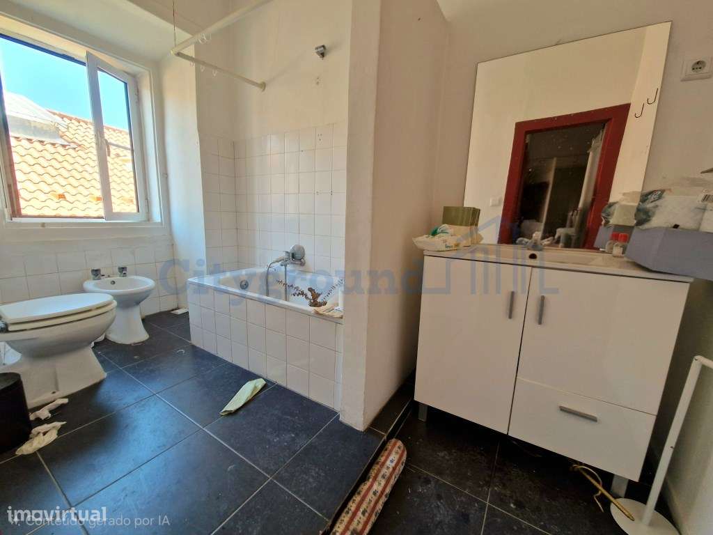 Apartamento T2 Duplex no Príncipe Real para reabilitar a seu gosto-7