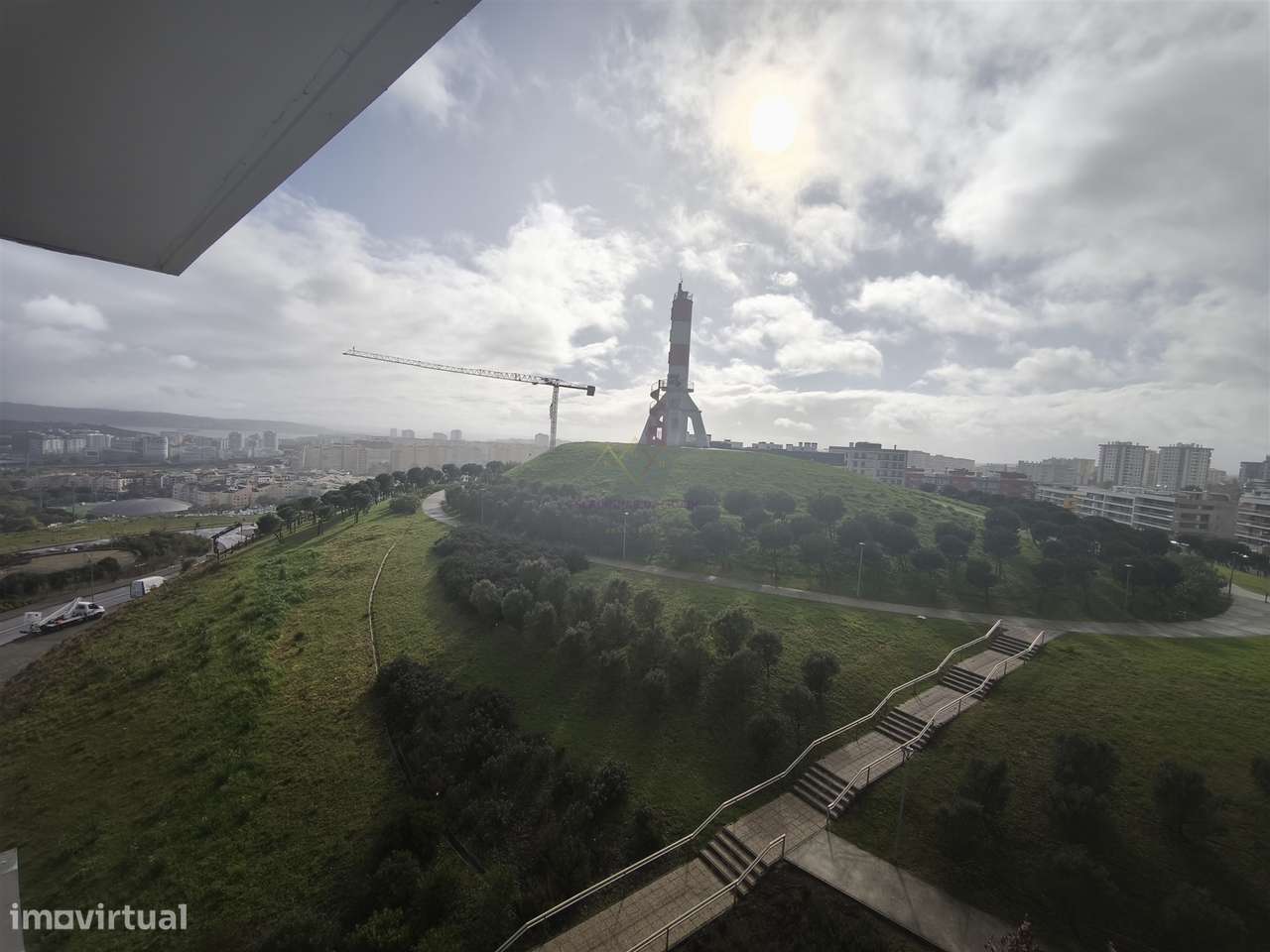 Elegância e Conforto em Carnaxide: T2 com Varandas, 2 Lugares de Garag-38