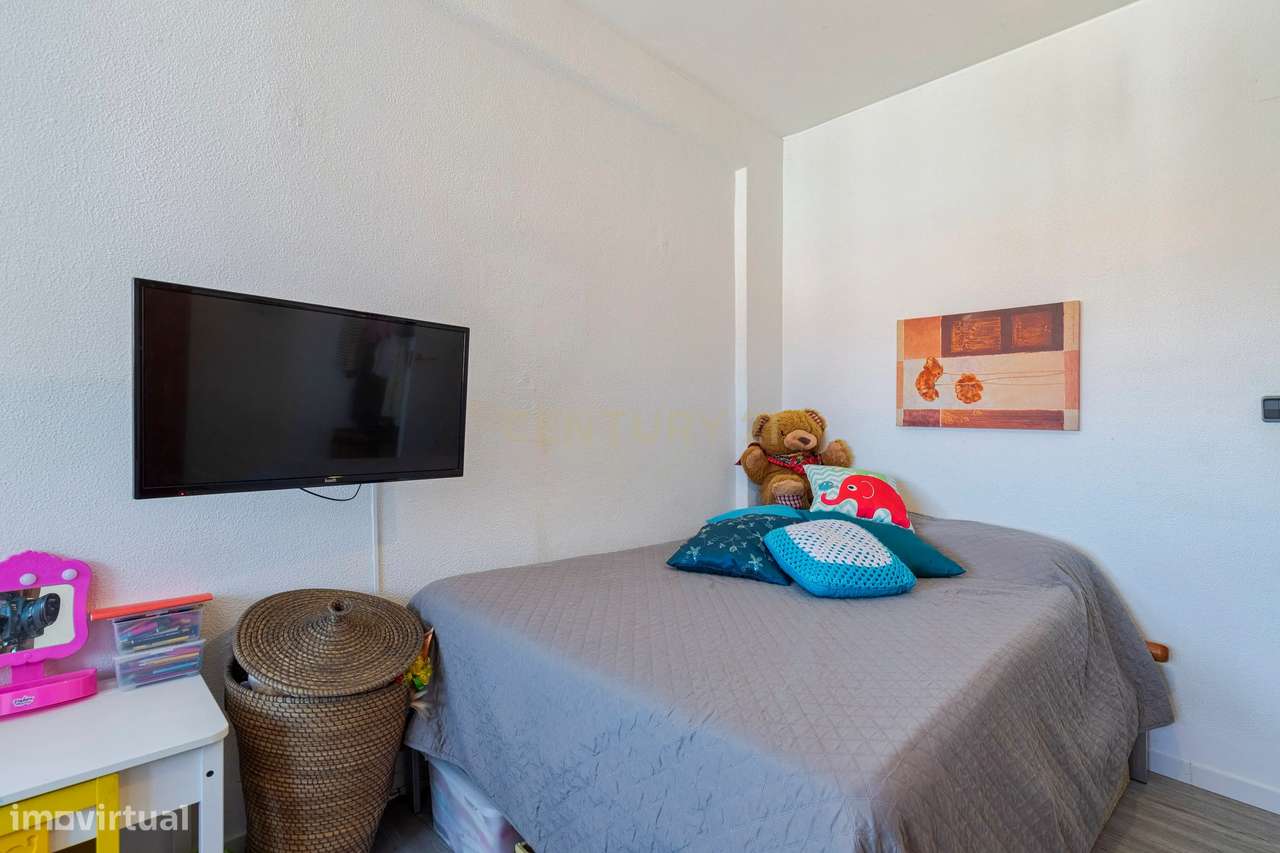 Apartamento T2/3  remodelado com excelente luminosidade e varanda fech-20