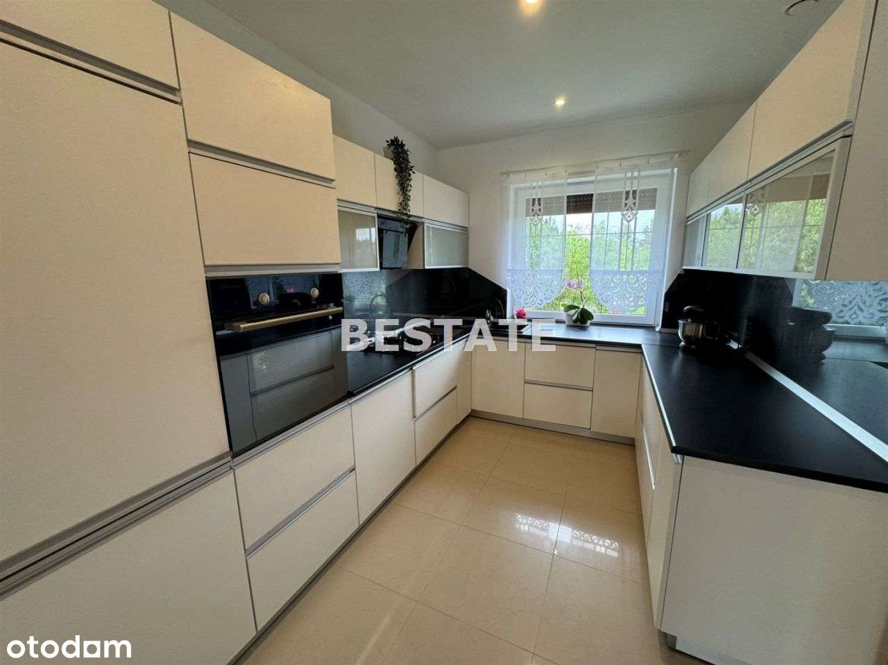 Komfortowy dom w zaciszu zieleni, duża działka - Pełny obrazek: 4/17