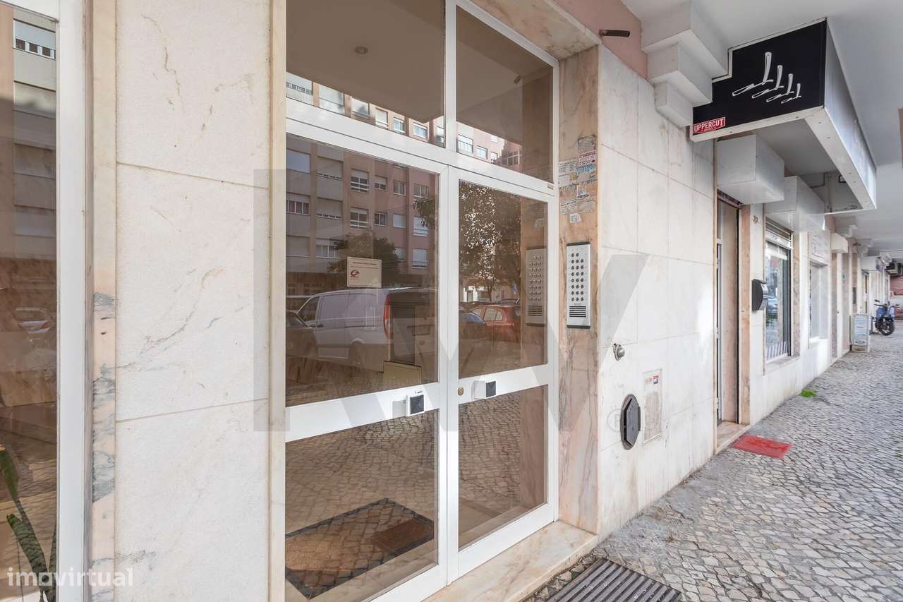 O Seu Novo Refúgio na Avenida de Fitares : T2 renovado e cheio de sol-34