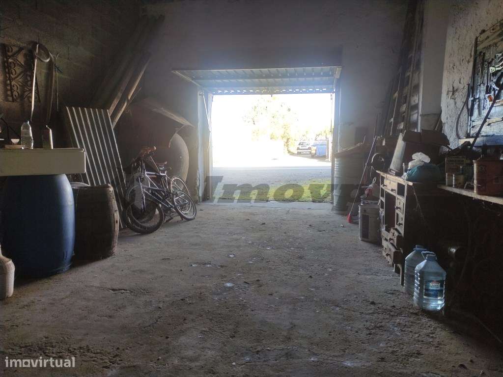 Casão com Pátio localizado na localidade da Dogueno, Concelho de Al... - Grande imagem: 5/10