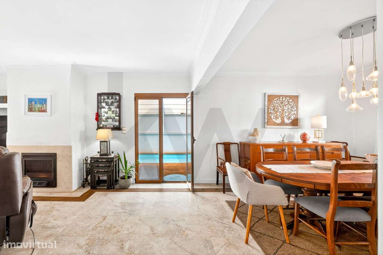 Moradia T4+1 com Piscina Coberta, Jardim e Churrasqueira em Alcoitão,-16