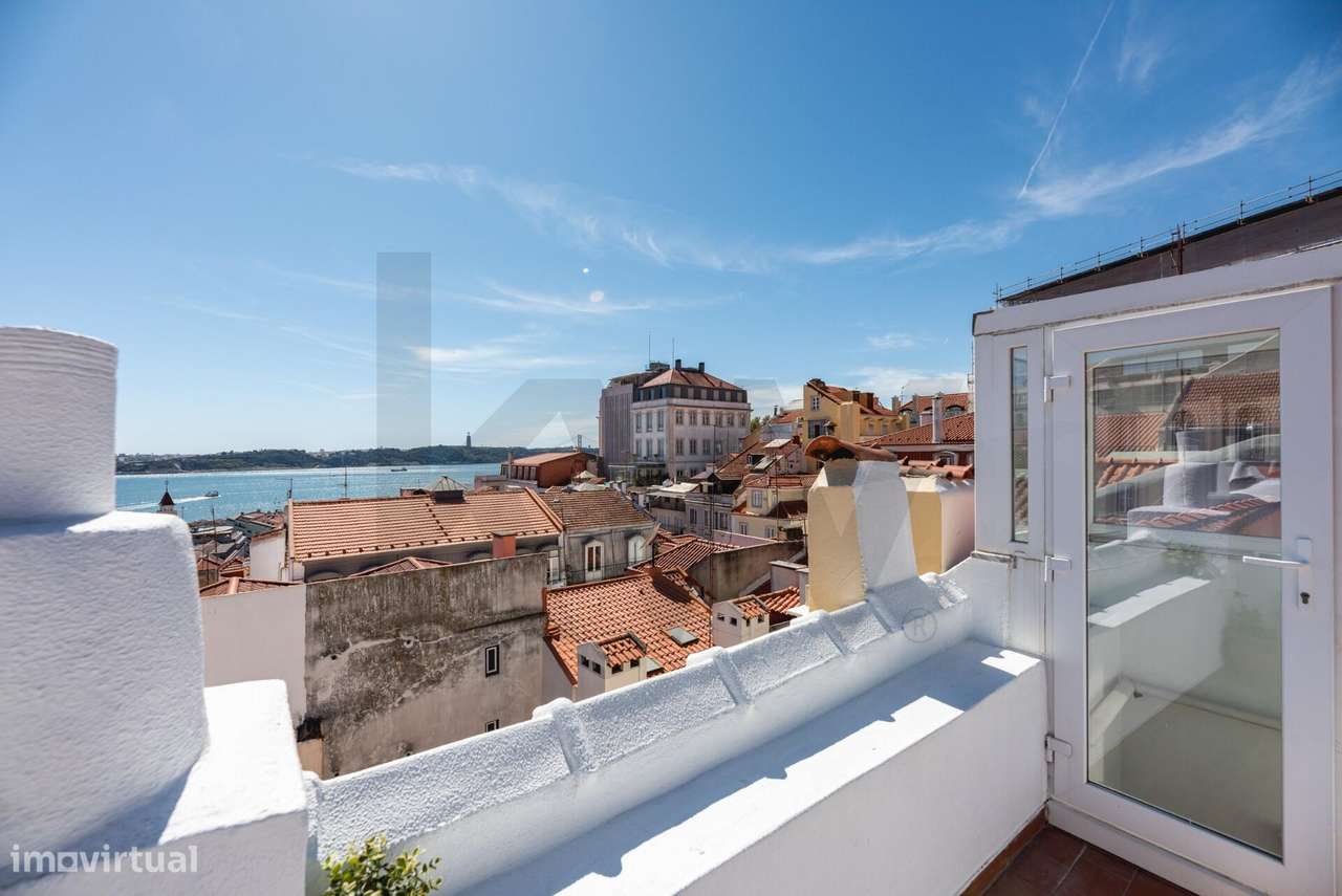 T2 com Suite, 2 WC e Terraço com Vista Tejo — Misericórdia - Grande imagem: 2/45
