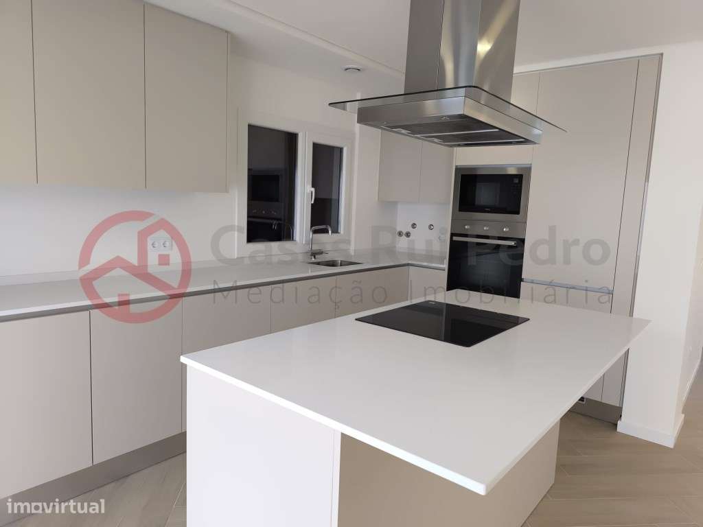 Moradia Geminada de Dois pisos com Piscina e Pérgula, Fernão Ferro - Grande imagem: 3/35