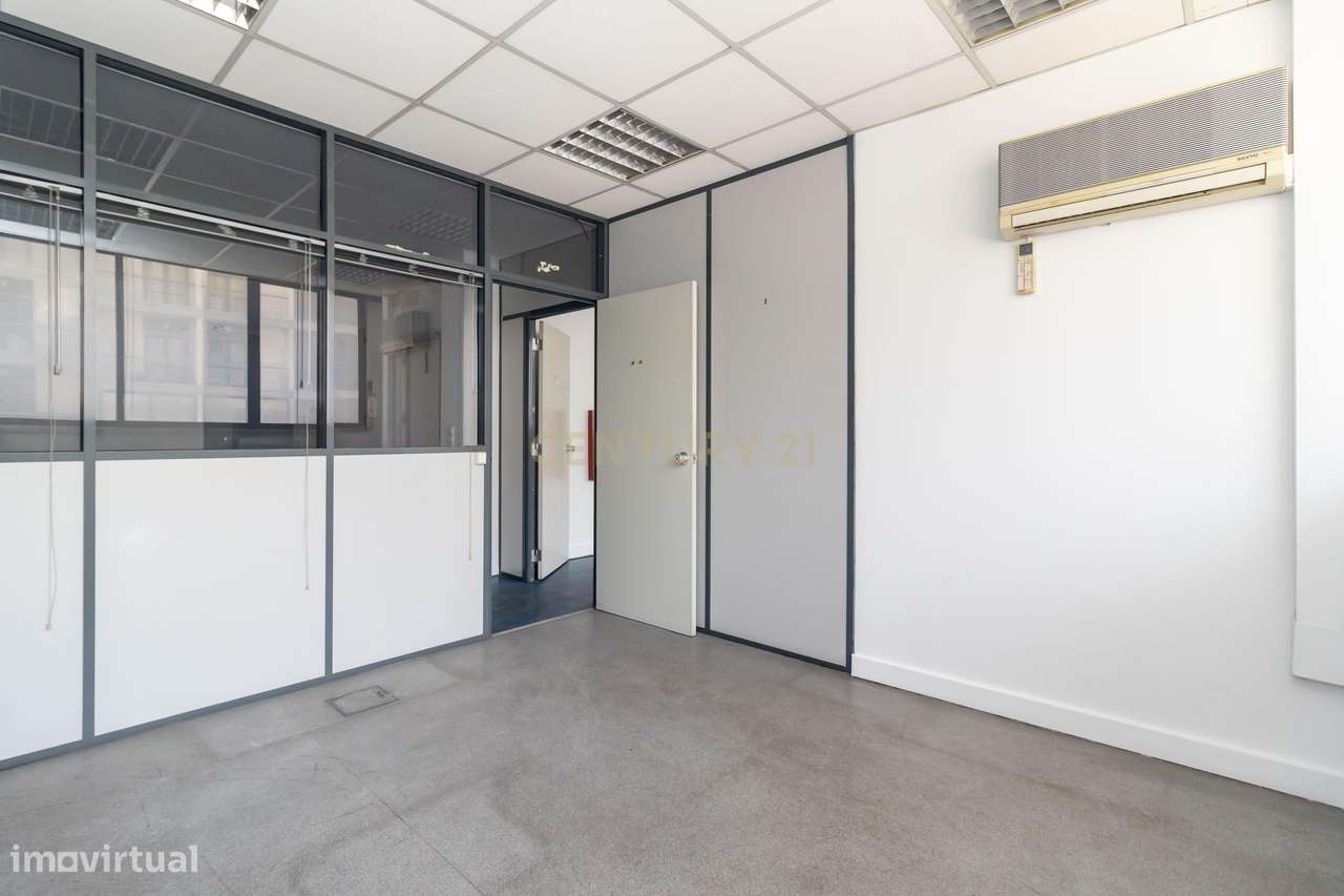 ESPAÇO COMERCIAL/SERVIÇOS com 311m2, para venda, no centro do Prior Ve-17