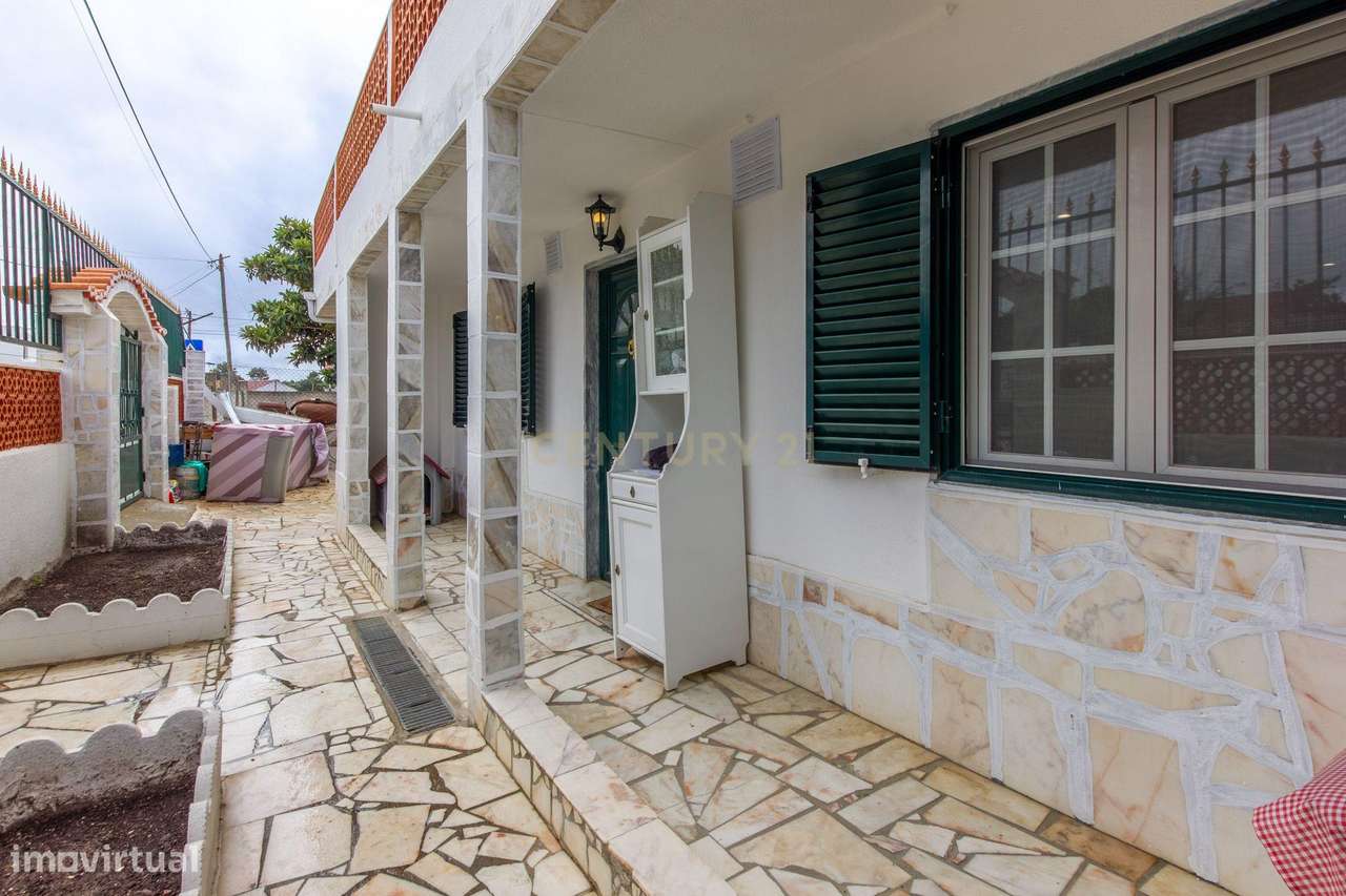 MORADIA BIFAMILIAR T2 + T2 COM GARAGEM E AMPLO ESPAÇO EXTERIOR.-31