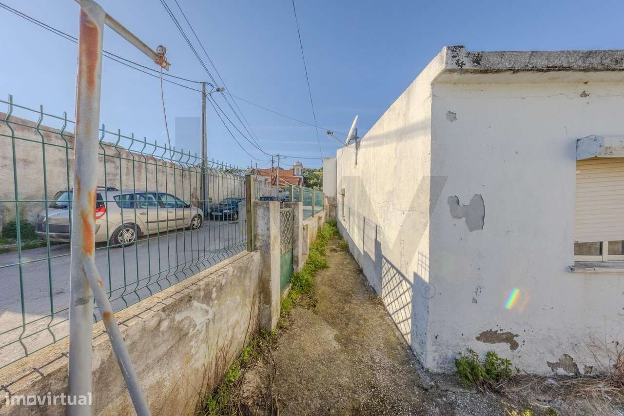 Moradia Bi-Familiar + 2 Anexos Habitáveis na Sobreda Caparica-27