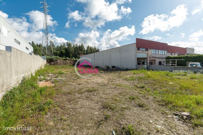 Terreno urbano com projeto para armazém c/ 652m2- São Félix da Marinha-0