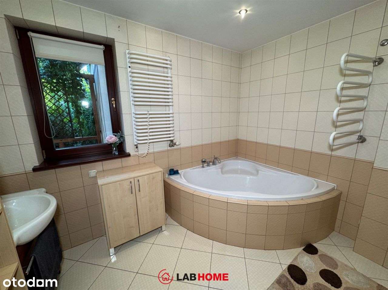 Urokliwy dom z odrobinę tajemniczym ogrodem-6