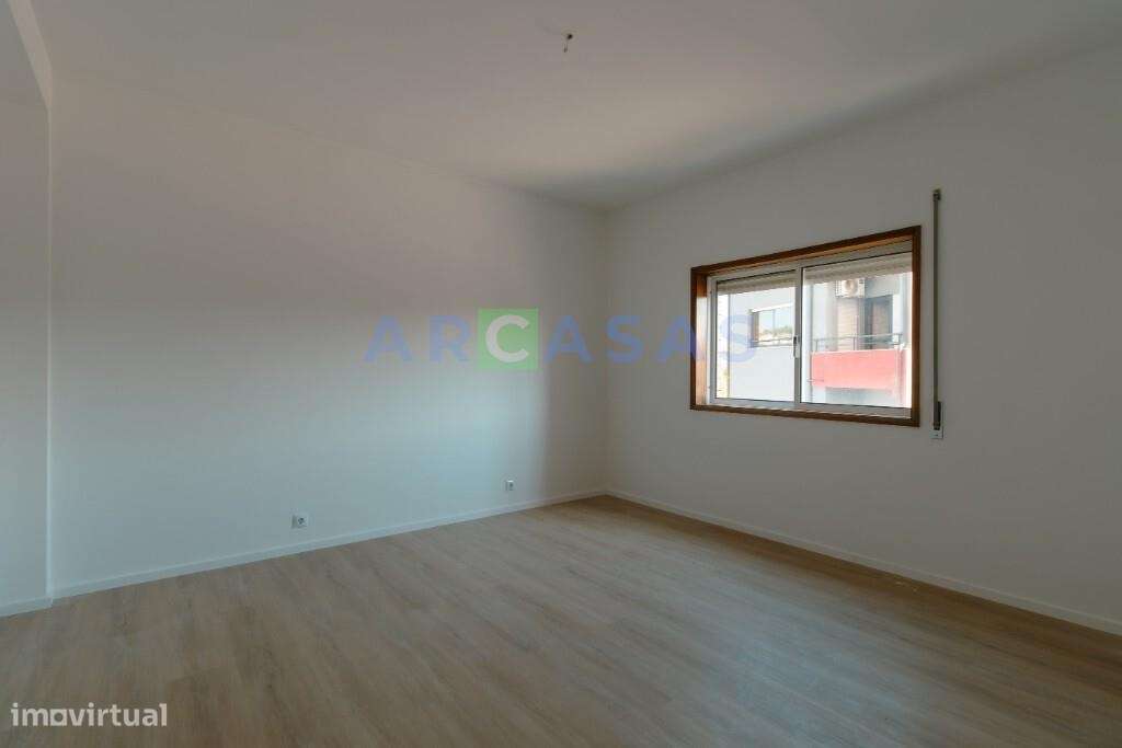 Apartamento T2 renovado, com lugar de garagem e varanda em Baguim do M-11