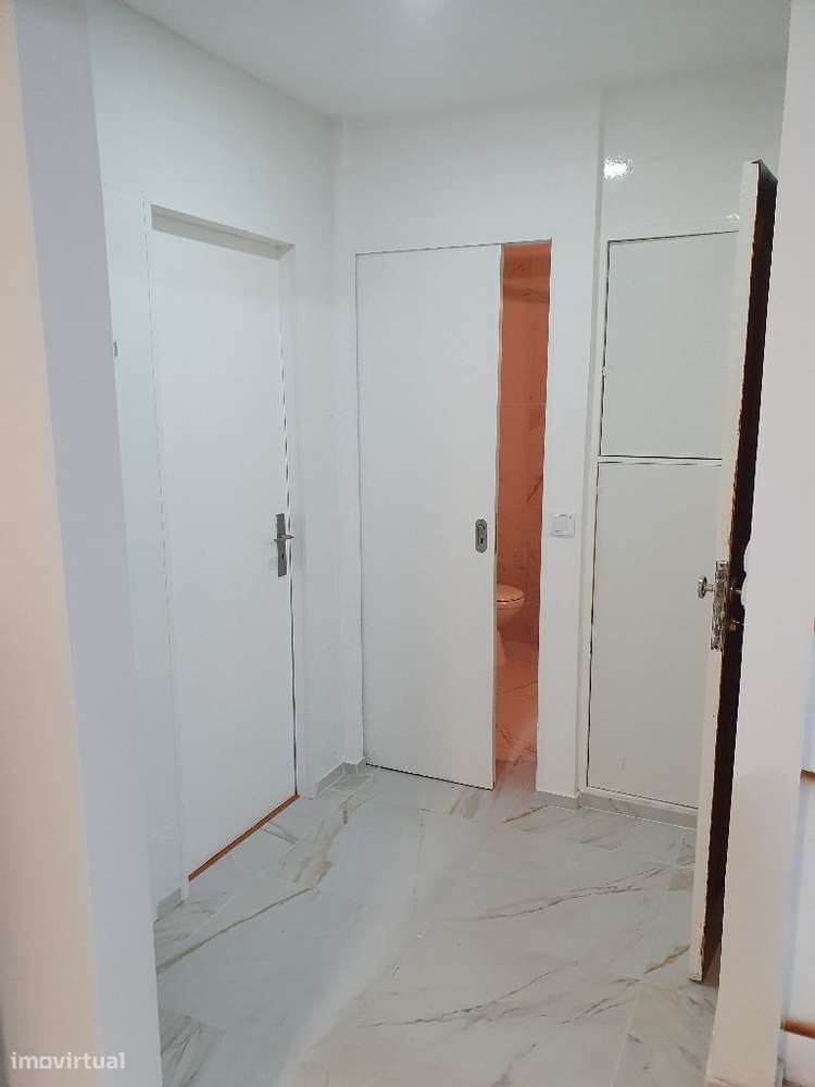 Apartamento T1+1 - renovado, c Garagem - Grande imagem: 2/8