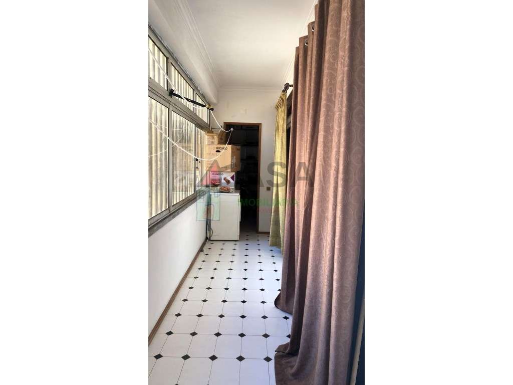 Moradia T15 com Renda Ativa + de €12.000/mês em Famões-21