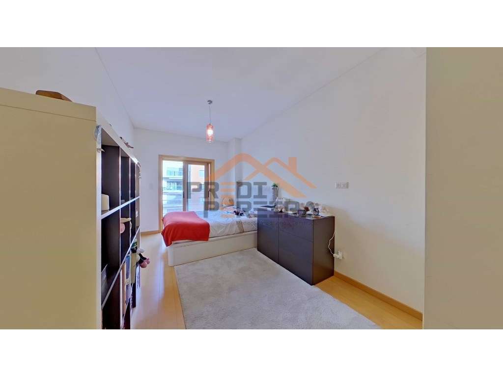 Situado na Urb. Colinas do Cruzeiro, T3 com três varandas e box par...-12