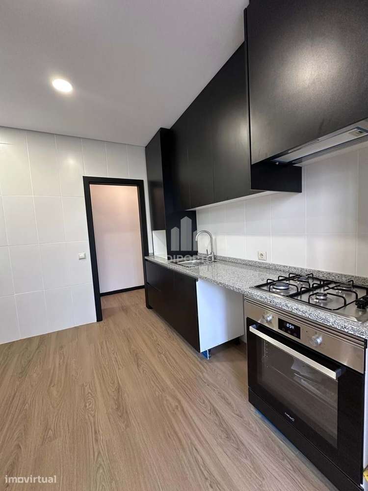 Apartamento T3 totalmente renovado no centro de Rio Tinto-3