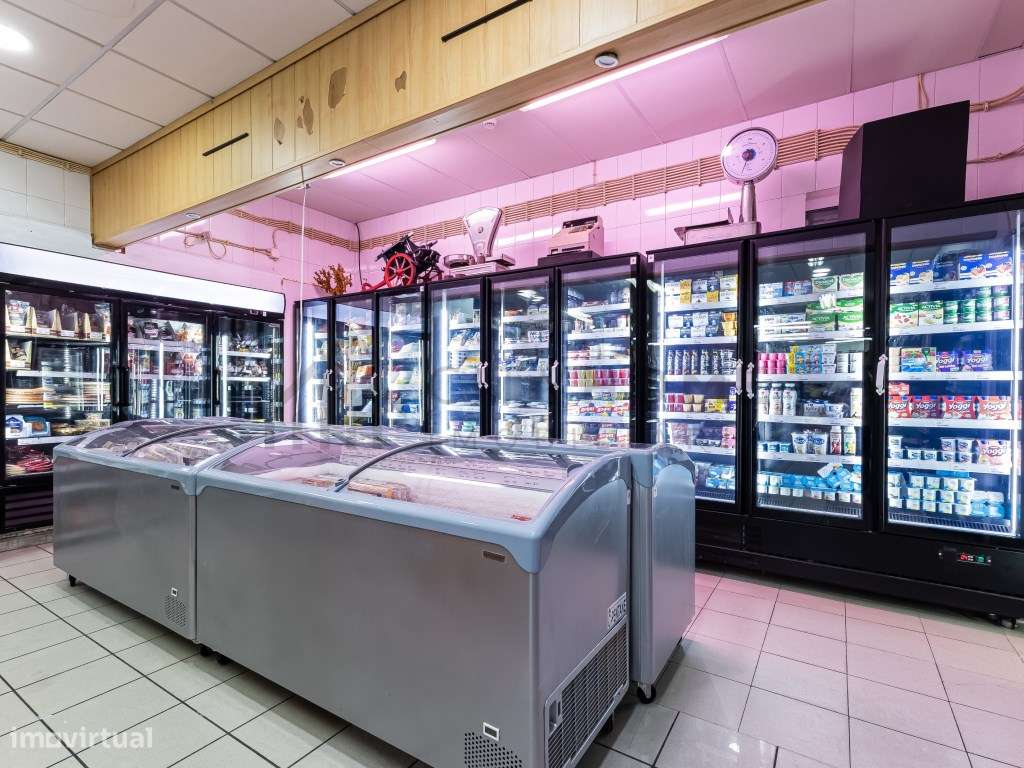 Supermercado em funcionamento no centro de Albufeira-9
