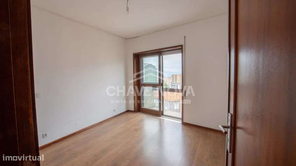 Apartamento T2 com varanda e garagem em Gaia-3